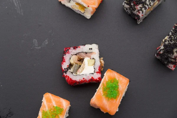 Japansk mat. Bläckfisk på en vit platta med sojasås — Stockfoto