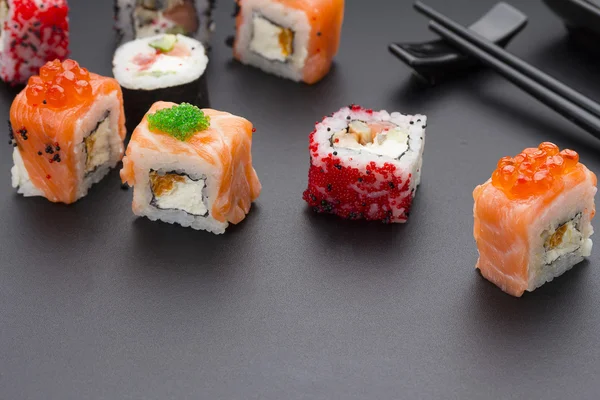 Cozinha japonesa. Polvo em uma chapa branca com molho de soja — Fotografia de Stock