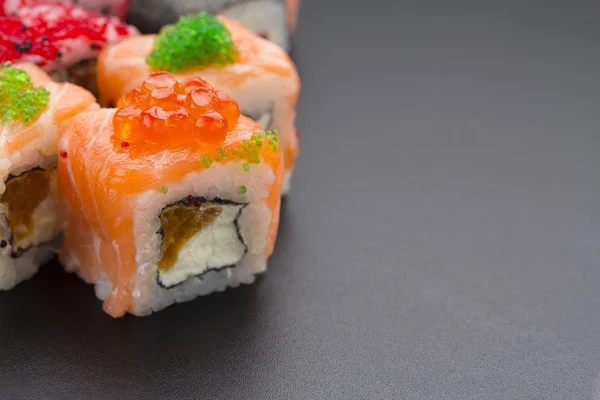 Cozinha japonesa. Polvo em uma chapa branca com molho de soja — Fotografia de Stock