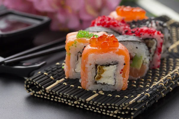 Dania kuchni japońskiej. Sushi. — Zdjęcie stockowe