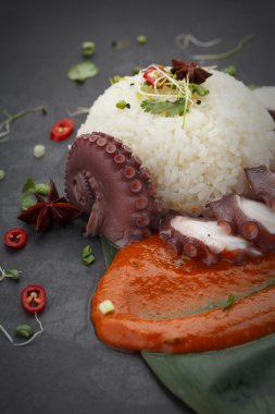 Ahtapot ve Köri soslu pilav