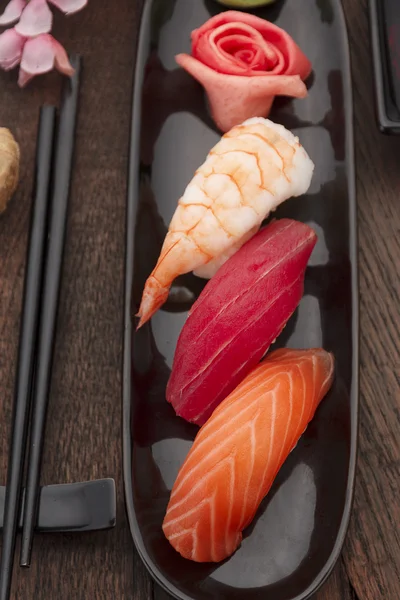 Dania kuchni japońskiej. Sushi — Zdjęcie stockowe