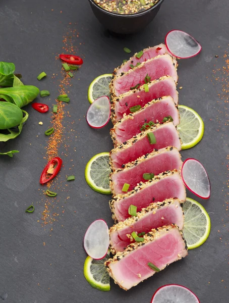 Filet z tuňáka se sezamem, limon a zeleninou — Stock fotografie