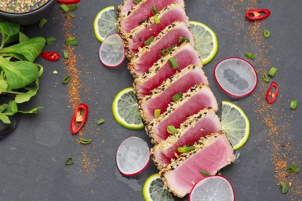 Filet de thon au sésame décoré de limon et légumes — Photo