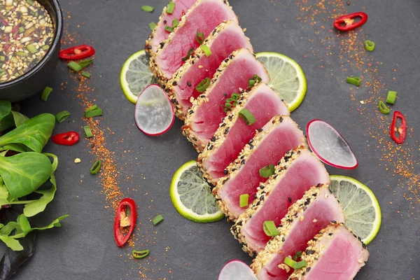 Filet z tuňáka se sezamem, limon a zeleninou — Stock fotografie