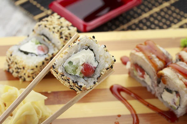 Dania kuchni japońskiej. Sushi — Zdjęcie stockowe