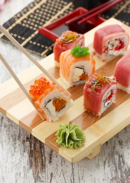 Dania kuchni japońskiej. Sushi — Zdjęcie stockowe