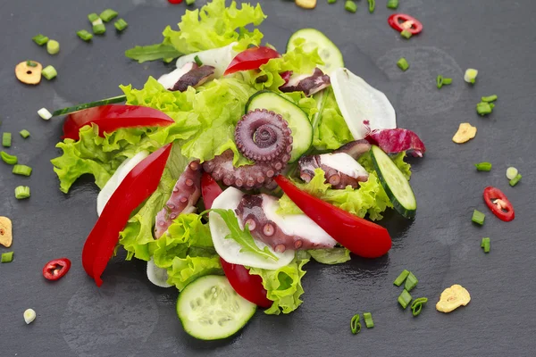 Ensalada con pulpo bebé maíz y verduras —  Fotos de Stock