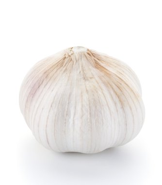 Beyaz arkaplanda sarımsak izole edilmiş.