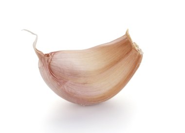 Beyaz arkaplanda sarımsak izole edilmiş.