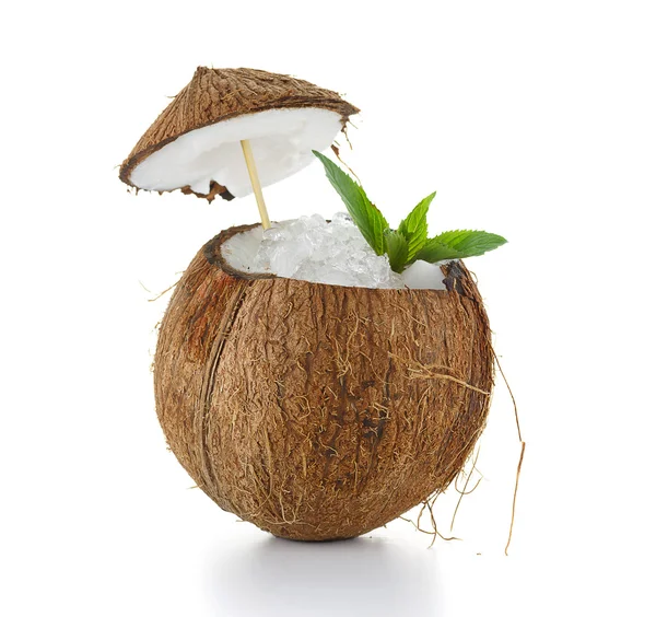 Coctel de coco con hielo aislado sobre fondo blanco — Foto de Stock