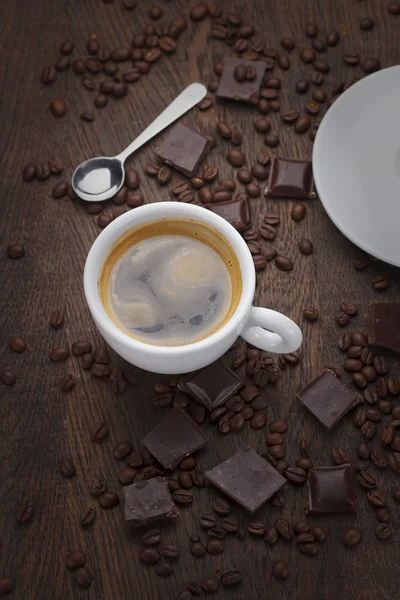 Café. Granos de café y chocolate en una mesa de madera — Foto de Stock