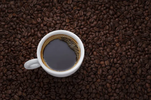 커피 컵입니다. 원두 커피와 초콜릿 나무 테이블에 — 스톡 사진