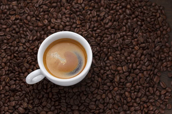 Café. Granos de café y chocolate en una mesa de madera — Foto de Stock