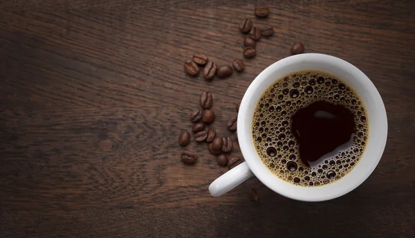 Café. Granos de café y chocolate en una mesa de madera — Foto de Stock