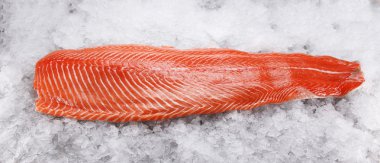 buz üstünde somon fileto