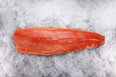 buz üstünde somon fileto