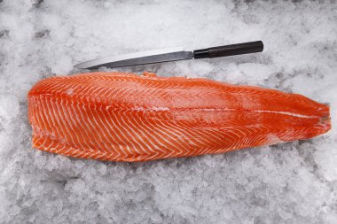 buz üstünde somon fileto