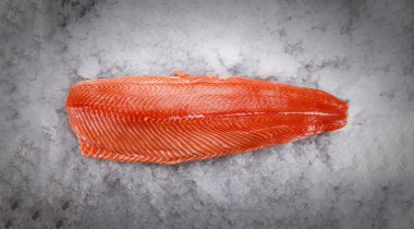 buz üstünde somon fileto