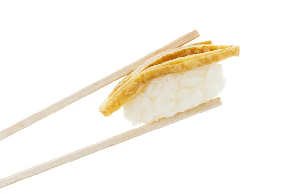 Geïsoleerde sushi met stokjes — Stockfoto