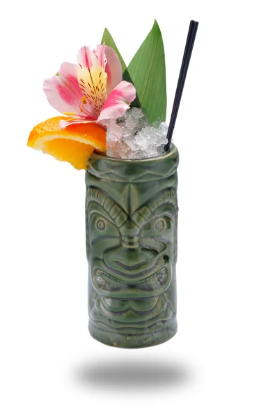 Bebidas tropicales servidas en tazas tiki — Foto de Stock