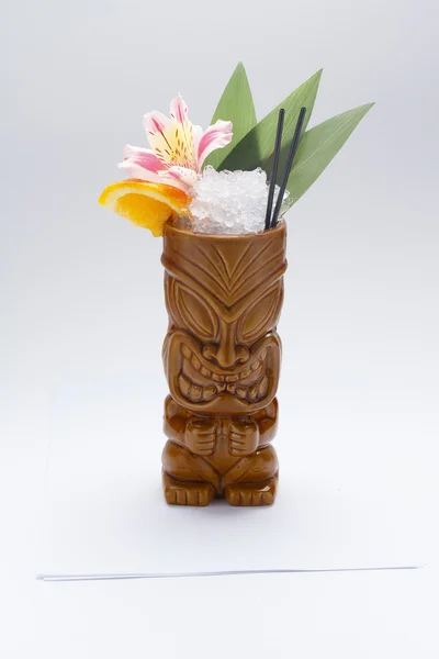 Bebidas tropicales servidas en tazas tiki — Foto de Stock