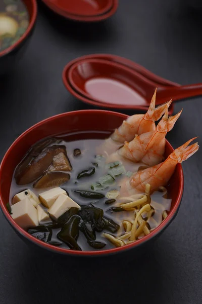 Det japanske køkken. Suppe over sort baggrund . - Stock-foto