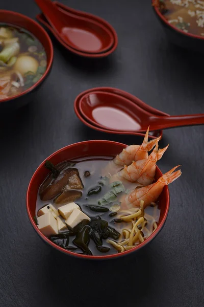 Japansk mat. Soppa på svart bakgrund. — Stockfoto