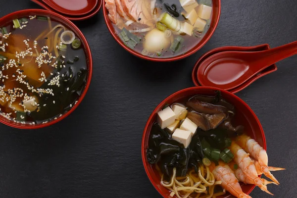 Cocina japonesa. Sopa sobre fondo negro . —  Fotos de Stock