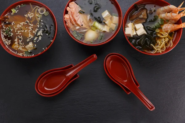 Cocina japonesa. Sopa sobre fondo negro . —  Fotos de Stock