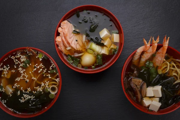 Japonská kuchyně. Polévka na černém pozadí. — Stock fotografie