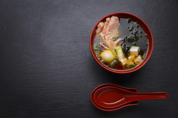 日本料理。汤在黑色的背景. — 图库照片