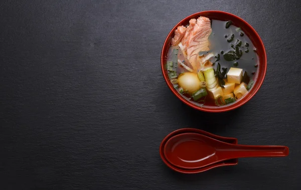 日本の料理。黒の背景上のスープ. — ストック写真