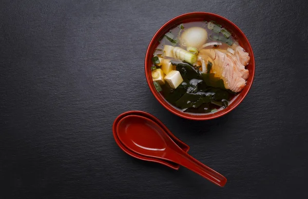 Cuisine japonaise. Soupe sur fond noir . — Photo