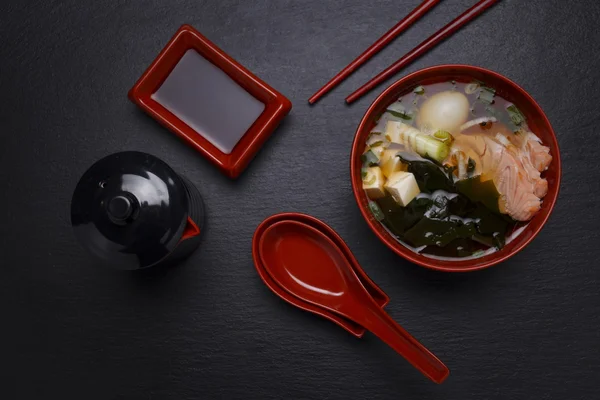 Cucina giapponese. Minestra su sfondo nero . — Foto Stock