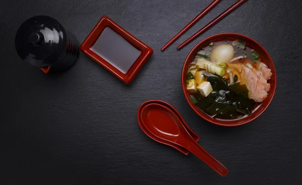 Cocina japonesa. Sopa sobre fondo negro . —  Fotos de Stock