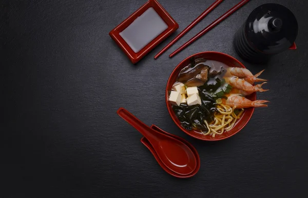 Cocina japonesa. Sopa sobre fondo negro . — Foto de Stock