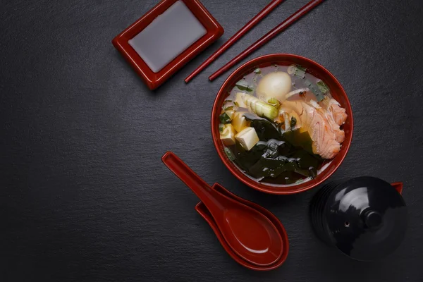 Cocina japonesa. Sopa sobre fondo negro . —  Fotos de Stock