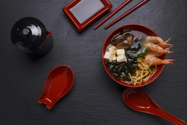 Cocina japonesa. Sopa sobre fondo negro . — Foto de Stock