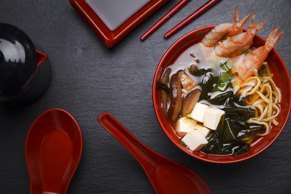 Cocina japonesa. Sopa sobre fondo negro . — Foto de Stock