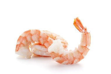Beyaz arkaplanda izole edilmiş pişmiş karidesler