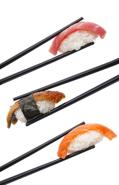 Sushi Nigiri in Essstäbchen isoliert auf weißem Hintergrund — Stockfoto