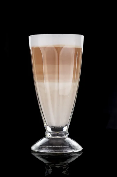 Café latte fantaisie dans un bocal en verre sur fond noir — Photo