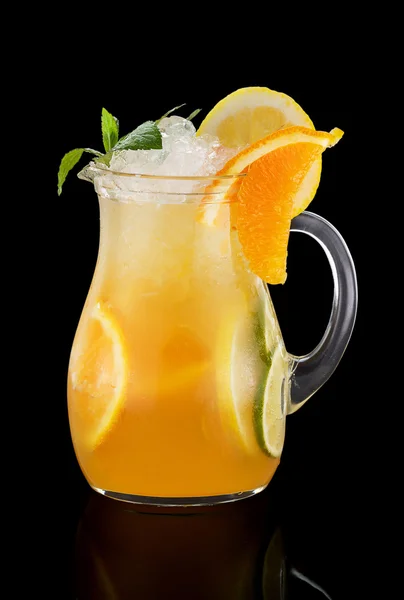 Cocktail com suco de laranja sobre fundo preto — Fotografia de Stock