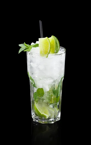 Mojito-Cocktail auf schwarzem Hintergrund — Stockfoto