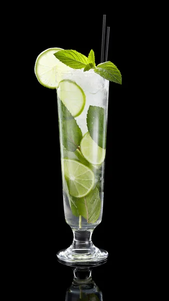 Coquetel de mojito sobre fundo preto — Fotografia de Stock