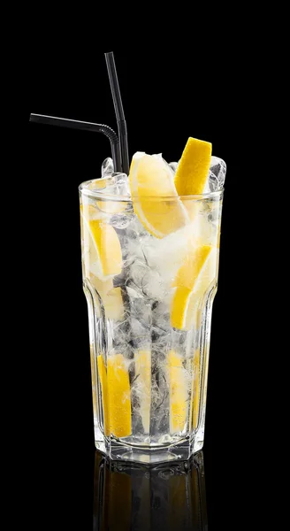 Citrusové plody koktejl na černém pozadí — Stock fotografie