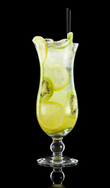 Kiwi cocktail sobre fundo preto — Fotografia de Stock