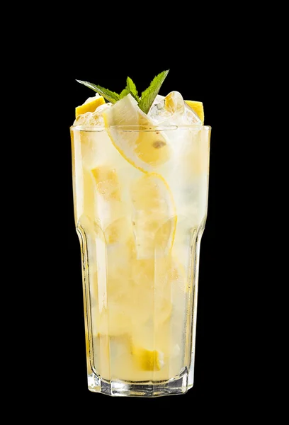 Verse iced citrus cocktail op zwarte achtergrond — Stockfoto