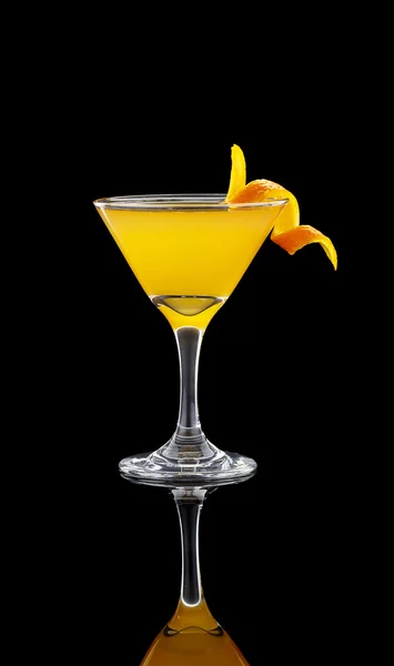 Апельсиновый коктейль на черном фоне — стоковое фото